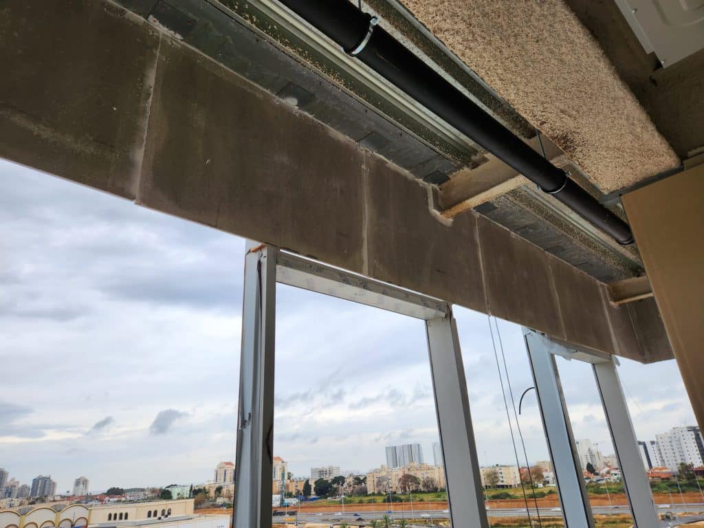 סינר חסין אש בקירות מסך בהתקנה על פלדה